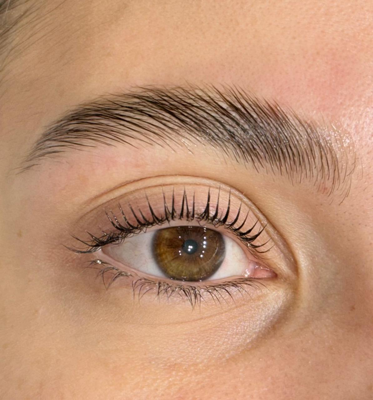 Close de sobrancelha laminada e lash lifting com cílios curvados