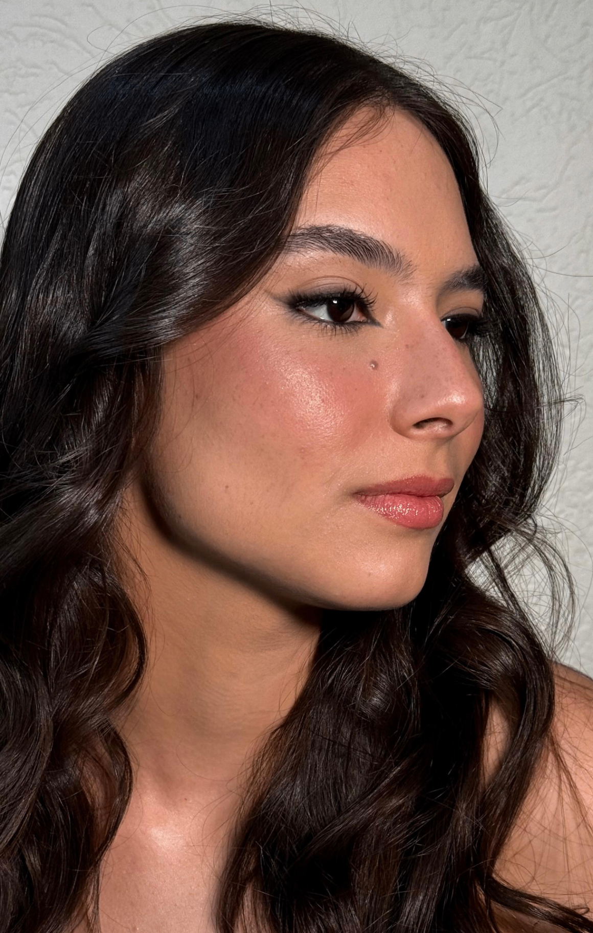 Resultado real de maquiagem suave com pele glow