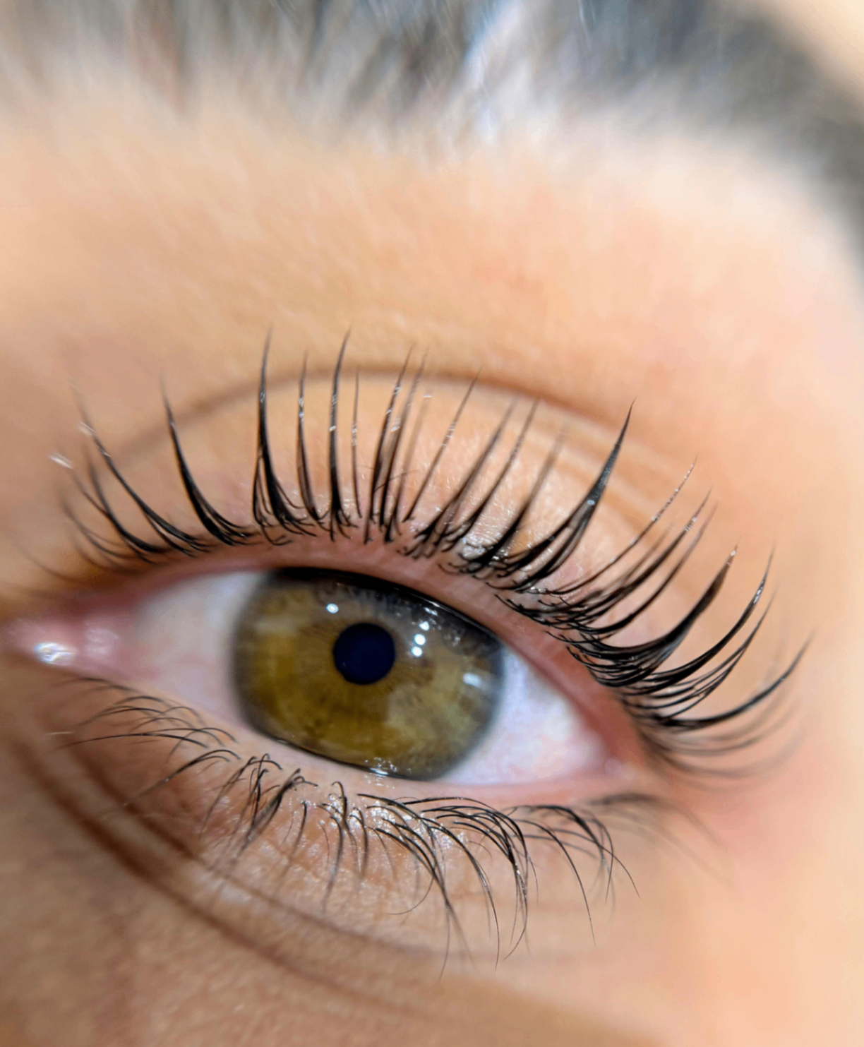 Close de lash lifting com cílios curvados