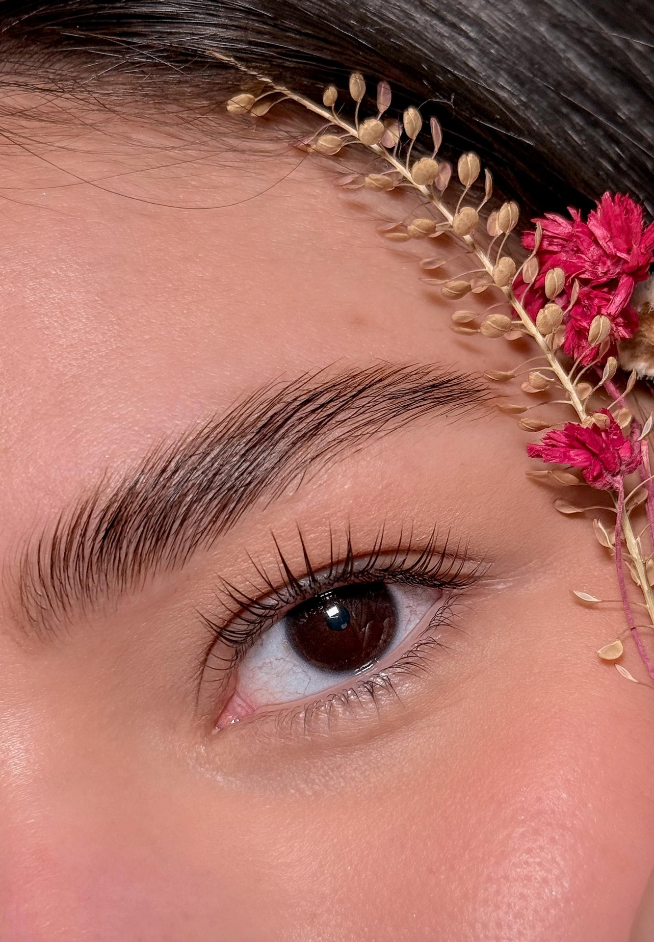 Resultado real de sobrancelha natural com flores